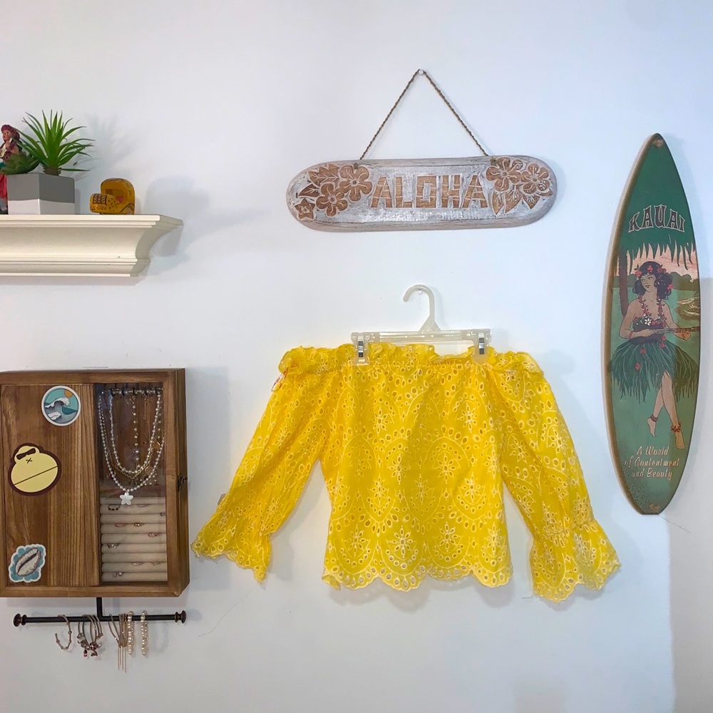 Yellow of the shoulder blouse